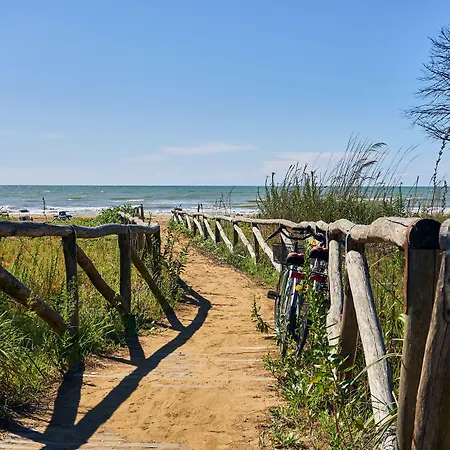 Find Peace By The Sea In Our Welcoming Flat Lägenhet *